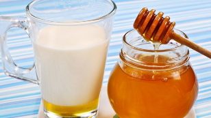 Kefir with honey to treat rejuvenating hand skin